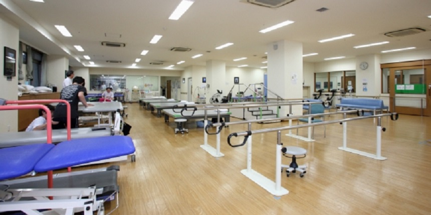 病院のリハビリテーション室の風景